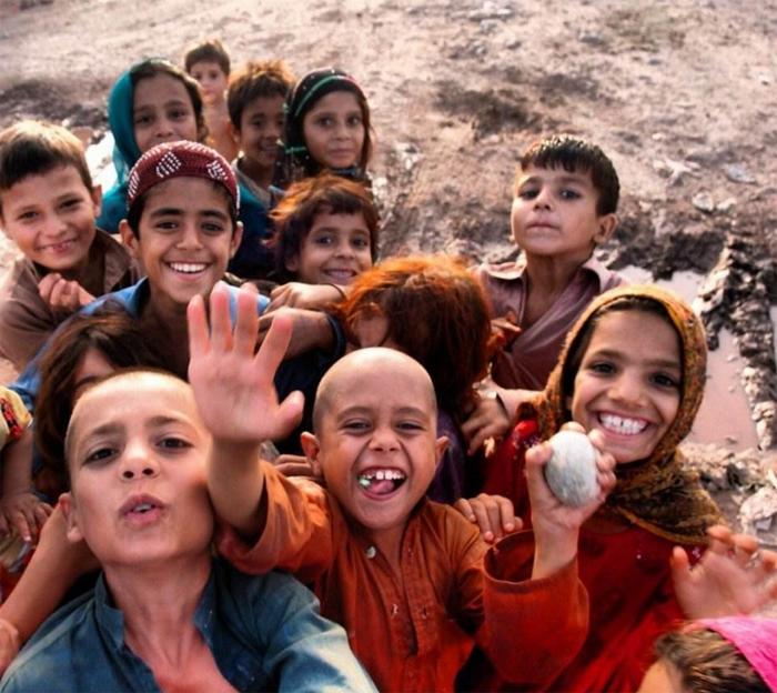 阿富汗小孩拿鸦片当零食