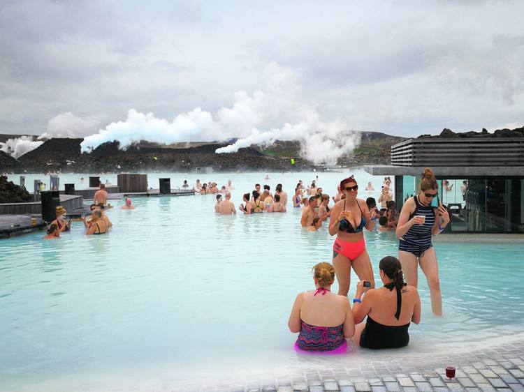 越泡越开心 冰岛的长寿秘诀