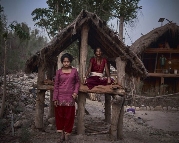 尼泊尔女人经期住牛棚