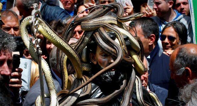 意大利高古洛城每年都举行游蛇节